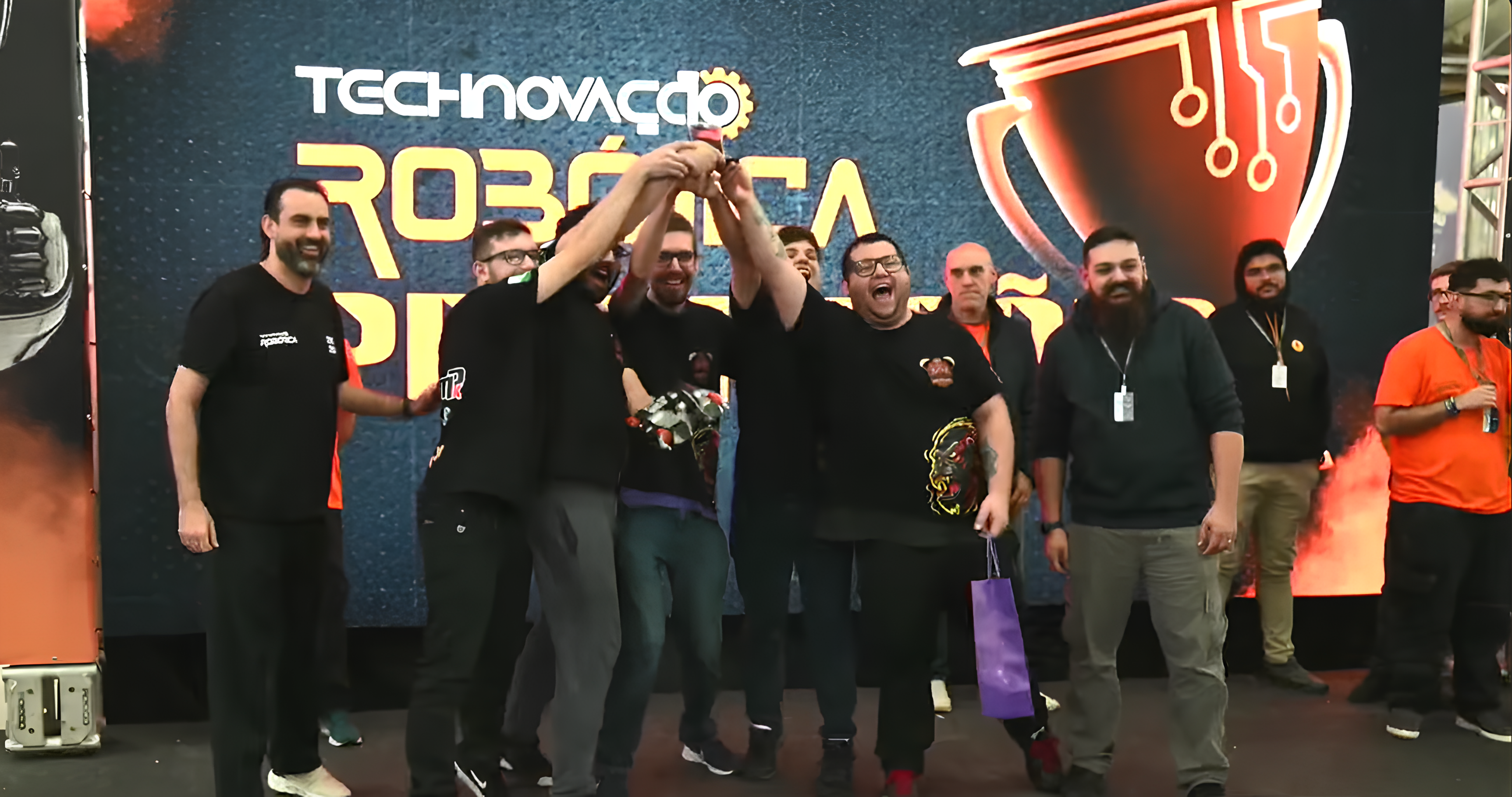 Equipe comemorando o 1º lugar